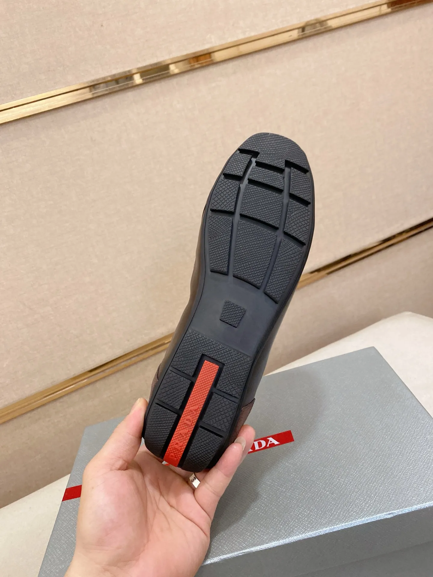 Men's shoes 💰 480💰 ✔️✔️✔️Top high version High-quality new PRADA (Prada) counters are launched at the same time. The new men's shoes and 😘fabrics are purely handmade in Niujing. Lining: Full cowhide lining. 👍🏿High-end☄️Open-molded non-slip rubber outsole, exquisite lines, simple and elegant, comfortable and high-end for leisure travel. Code number: 38-44. Can be customized45